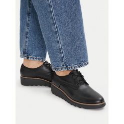 Półbuty Clarks. Czarne czółenka damskie Clarks, bez wzorów, bez obcasa, na koturnie, bez zapięcia. Za 356.99 zł.