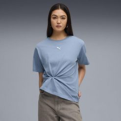 Damska koszulka o luźnym kroju ESS PUMA Cool Blue. Niebieskie bluzki damskie Puma, bez wzorów, sportowe, bez kołnierzyka, bez ramiączek. Za 99.00 zł.