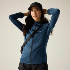 Damska bluza z kapturem i rozciągliwym zamkiem błyskawicznym Ferna Marl Midlayer. Niebieskie bluzy damskie Regatta, bez wzorów, z materiału, z kapturem. Za 279.99 zł.