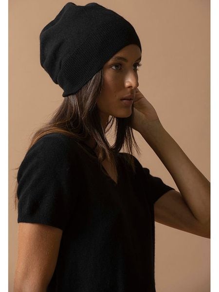 Perfect Cashmere Kaszmirowa czapka "Popi" w kolorze czarnym rozmiar: onesize. Czarne czapki damskie Perfect Cashmere, bez wzorów, z kaszmiru. Za 175.26 zł.