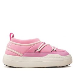 Botki Moon Boot. Czerwone botki damskie Moon Boot, bez obcasa, na płaskiej podeszwie, bez zapięcia. Za 429.99 zł.