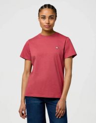 DAMSKA KOSZULKA WRANGLER SIGN OFF TEE EARTH RED 112370739. Czerwone koszulki damskie Wrangler, s, bez wzorów, bez kołnierzyka, bez ramiączek. Za 89.99 zł.