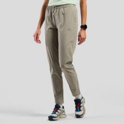 Spodnie damskie ODLO Essential Pants Regular Length. Zielone spodnie sportowe damskie ODLO, bez wzorów, z elastanu, narciarskie. Za 359.99 zł.