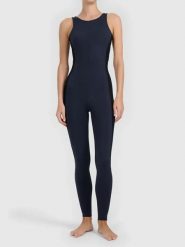 Damski kombinezon sportowy do jogi i fitnessu. Czarne kombinezony damskie 4F, l, bez wzorów, z elastanu, eleganckie, bez kołnierzyka, bez ramiączek. Za 229.99 zł.
