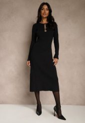 Czarna Prążkowana Sukienka z Dzianiny z Wiskozą Zdobiona Aplikacjami Tusmeira. Czarne sukienki damskie Renee, z aplikacjami, z dzianiny, eleganckie, bez ramiączek. Za 149.99 zł.