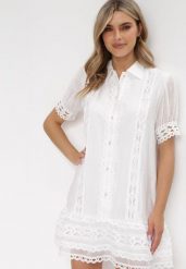 Biała Koszulowa Sukienka Mini z Koronką i Perłowymi Guzikami Isira. Białe sukienki damskie Born2be, bez wzorów, z koronki, eleganckie, bez ramiączek. Za 179.99 zł.