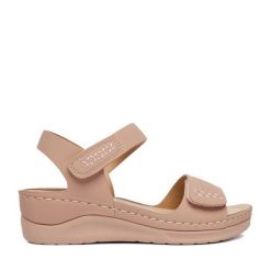 Sandały Go Soft. Czerwone sandały damskie GO SOFT, bez wzorów, bez obcasa, na koturnie, bez zapięcia. Za 119.99 zł.