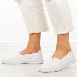 Białe skórzane półbuty damskie Filippo Dp7660/26. Białe półbuty damskie Filippo, na lato, bez wzorów, z jeansu, z okrągłym noskiem, bez obcasa, na płaskiej podeszwie, bez zapięcia. W wyprzedaży za 192.72 zł.