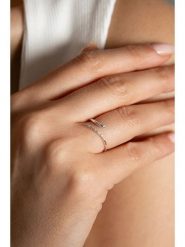 Lodie Silver Srebrny pierścionek z cyrkoniami rozmiar: onesize. Szare pierścionki damskie Lodie Silver, z cyrkonią, srebrne. Za 50.45 zł.