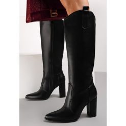 Czarne Kozaki Austad. Czarne kozaki damskie Renee, z materiału, ze szpiczastym noskiem, przed kolano, bez obcasa, na obcasie, bez zapięcia. Za 149.99 zł.