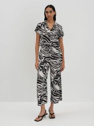 Someday. Kombinezon w kolorze czarno-białym rozmiar: 34. Białe kombinezony damskie someday., bez wzorów, z wiskozy, bez kołnierzyka, bez ramiączek. Za 295.99 zł.