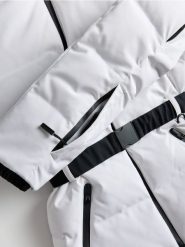 Puchowa kurtka z paskiem - złamana biel. Kurtki damskie Reserved, l, bez wzorów, z puchu, bez kaptura. W wyprzedaży za 399.99 zł.