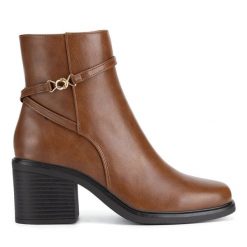 Botki Clara Barson. Brązowe botki damskie Clara Barson, bez obcasa, na słupku, bez zapięcia. Za 179.99 zł.