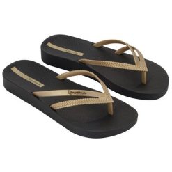 Japonki Ipanema Bossa Soft V Fem 82840-AQ444 złoty. Żółte klapki damskie bez wzorów, z gumy, bez obcasa, na obcasie, bez zapięcia. W wyprzedaży za 135.01 zł.