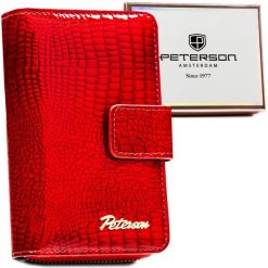 Duży, czerwony portfel damski ze skóry ekologicznej z tłoczeniem na wzór skóry krokodyla - Peterson. Czerwone portfele damskie Peterson, bez wzorów, ze skóry ekologicznej. Za 74.99 zł.