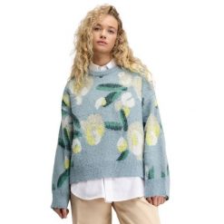 Damski sweter oversize z dzianiny Siroko Mainau-W Blue. Niebieskie swetry klasyczne damskie SIROKO, na zimę, z dzianiny, bez kołnierzyka. Za 211.00 zł.