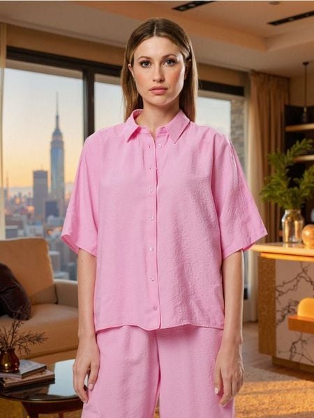 Koszula z krótkim rękawem i kołnierzykiem z modalem - różowy. Czerwone koszule damskie Sinsay, l, bez wzorów, bez kołnierzyka, bez ramiączek. Za 59.99 zł.