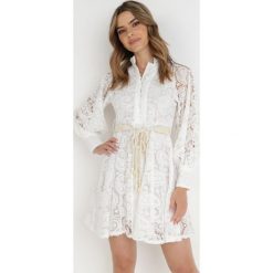 Biała Sukienka Rhenitrite. Białe sukienki damskie Born2be, z aplikacjami, z koronki, klasyczne, bez ramiączek. Za 339.99 zł.