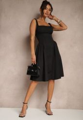 Czarna Sukienka o Rozkloszowanym Fasonie z Kokardą na Tyle Soneritia. Czarne sukienki damskie Renee, bez wzorów, eleganckie, bez ramiączek. W wyprzedaży za 135.99 zł.