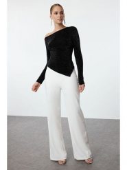 Trendyol Bluzka w kolorze czarnym rozmiar: 34. Czarne bluzki damskie Trendyol, bez wzorów, bez kołnierzyka, bez ramiączek. Za 56.99 zł.