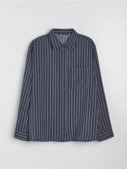 Koszula oversize w pionowe paski, z wiskozą - granatowy. Niebieskie koszule damskie Sinsay, l, bez wzorów, z wiskozy, sportowe, bez kołnierzyka, bez ramiączek. Za 39.99 zł.