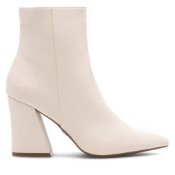Botki Nine West. Białe botki damskie Nine West, bez obcasa, na słupku, bez zapięcia. Za 279.99 zł.