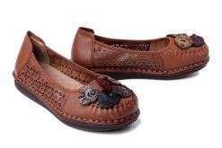 Artiker Relaks 58C0555 brązowy, półbuty damskie. Brązowe półbuty damskie Artiker Relaks, na lato, bez wzorów, ze skóry, bez obcasa, bez zapięcia. Za 284.90 zł.