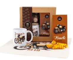 Junak M10 — paczka (Zawartość paczki: koszulka - torba - kubek - słodycze; Rozmiar koszulki / bluzy: S (damska); Kolor koszulki / bluzy: jasnoszary me. Szare koszulki damskie nikiniki, m, bez wzorów, z bawełny, bez kołnierzyka, bez ramiączek. Za 169.00 zł.