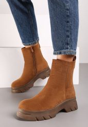 Brązowe Botki z Imitacji Zamszu na Tłoczonej Platformie Naorinda. Brązowe botki damskie Born2be, z jeansu, eleganckie, bez obcasa, na platformie, bez zapięcia. Za 139.99 zł.