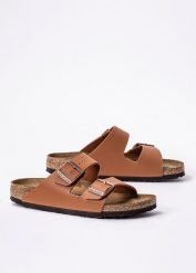 Klapki damskie brązowe Birkenstock Arizona BF. Brązowe klapki damskie Birkenstock, bez wzorów, z materiału, bez obcasa, bez zapięcia. Za 449.00 zł.