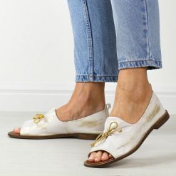 Złote przecierane skórzane Polskie sandały damskie z zakrytą piętą Deoni D488d. Żółte sandały damskie Deoni, bez wzorów, ze skóry, bez obcasa, na obcasie, bez zapięcia. Za 399.00 zł.