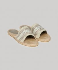 Superdry Canvas Espadrille Overlay Sliders – Espadryle-slidery z płócienną paską. Szare espadryle damskie Superdry, bez wzorów, z bawełny, bez obcasa, na obcasie. Za 253.85 zł.