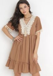 Brązowa Rozkloszowana Sukienka Mini z Gumką w Pasie i Ozdobnym Dekoltem Lilinia. Brązowe sukienki damskie Born2be, bez wzorów, bez ramiączek. Za 119.99 zł.