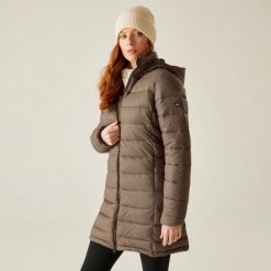 Płaszcz ocieplany damski REGATTA Starler. Brązowe płaszcze damskie Regatta, bez wzorów, bez kaptura. Za 219.99 zł.