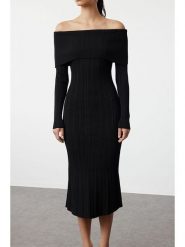 Trendyol Sukienka dzianinowa w kolorze czarnym rozmiar: M. Czarne sukienki damskie Trendyol, bez wzorów, z dzianiny, bez ramiączek. Za 101.95 zł.