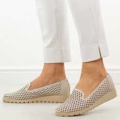 Beżowe ażurowe półbuty damskie Jezzi 1628-23. Brązowe półbuty damskie Jezzi, na jesień, w ażurowe wzory, z jeansu, bez obcasa, na koturnie, bez zapięcia. Za 189.00 zł.