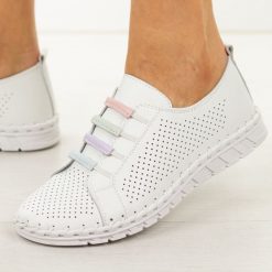 Białe ażurowe skórzane półbuty damskie Cambell 40348. Białe półbuty damskie Cambell, na lato, w ażurowe wzory, z jeansu, z okrągłym noskiem, bez obcasa, bez zapięcia. W wyprzedaży za 192.72 zł.