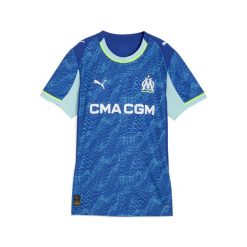 Damska trzecia koszulka Olympique Marsylia 25/26 PUMA Vivid Blue Bleu Azur. Niebieskie bluzki damskie Puma, w ażurowe wzory, sportowe, bez kołnierzyka, bez ramiączek. Za 425.50 zł.
