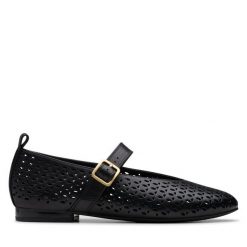 Półbuty Clarks. Czarne półbuty damskie Clarks, bez wzorów, bez obcasa, na płaskiej podeszwie, bez zapięcia. Za 289.99 zł.