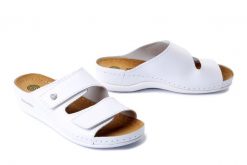 DR. BRINKMANN 700617-03 weiss, klapki damskie. Białe klapki damskie Dr. Brinkmann, bez wzorów, ze skóry, bez obcasa, na koturnie, bez zapięcia. Za 239.90 zł.