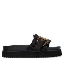 Klapki Versace Jeans Couture. Czarne klapki damskie Versace Jeans Couture, bez wzorów, z jeansu, bez obcasa, bez zapięcia. Za 829.99 zł.