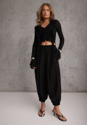 Czarne Spodnie High Waist o Kroju Balloon Mezesha. Czarne spodnie materiałowe damskie Renee, bez wzorów, z jeansu, krótkie. Za 89.99 zł.