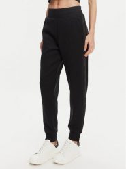 Guess Spodnie dresowe W5YB11 KBYE2 Czarny Regular Fit. Czarne spodnie dresowe damskie Guess, xs, z aplikacjami, z dresówki. Za 279.99 zł.