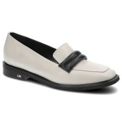 Beżowe Półbuty Chebello Eleganckie Lordsy Damskie. Brązowe półbuty damskie CheBello, z aplikacjami, ze skóry, bez obcasa, na obcasie, bez zapięcia. Za 359.00 zł.