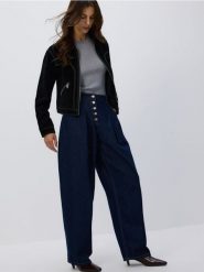 Jeansy barrel z zakładkami - granatowy. Niebieskie jeansy damskie Reserved. W wyprzedaży za 89.99 zł.