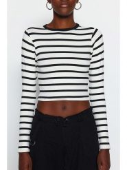 Trendyol Koszulka w kolorze czarno-białym rozmiar: XS. Białe koszulki damskie Trendyol, xs, bez wzorów, bez kołnierzyka, bez ramiączek. Za 52.99 zł.