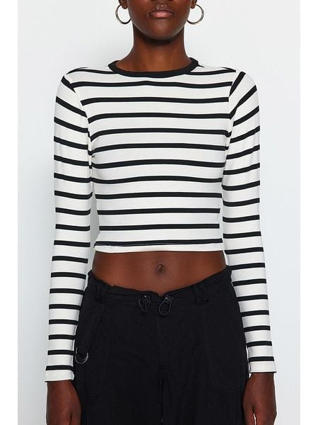 Trendyol Koszulka w kolorze czarno-białym rozmiar: XS. Białe koszulki damskie Trendyol, xs, bez wzorów, bez kołnierzyka, bez ramiączek. Za 52.99 zł.