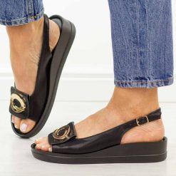 Czarne sandały damskie na platformie Potocki 43368. Czarne sandały damskie POTOCKI, z aplikacjami, ze skóry, z okrągłym noskiem, bez obcasa, na platformie, bez zapięcia. Za 169.00 zł.