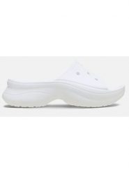 Crocs Klapki "Bae" w kolorze białym rozmiar: 39/40. Białe klapki damskie Crocs, bez wzorów, z otwartym noskiem, bez obcasa, bez zapięcia. Za 155.15 zł.