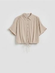 Wiskozowa koszula z wiązaniem - beżowy. Brązowe koszule damskie Reserved, l, bez wzorów, z wiskozy, bez kołnierzyka, bez ramiączek. Za 79.99 zł.